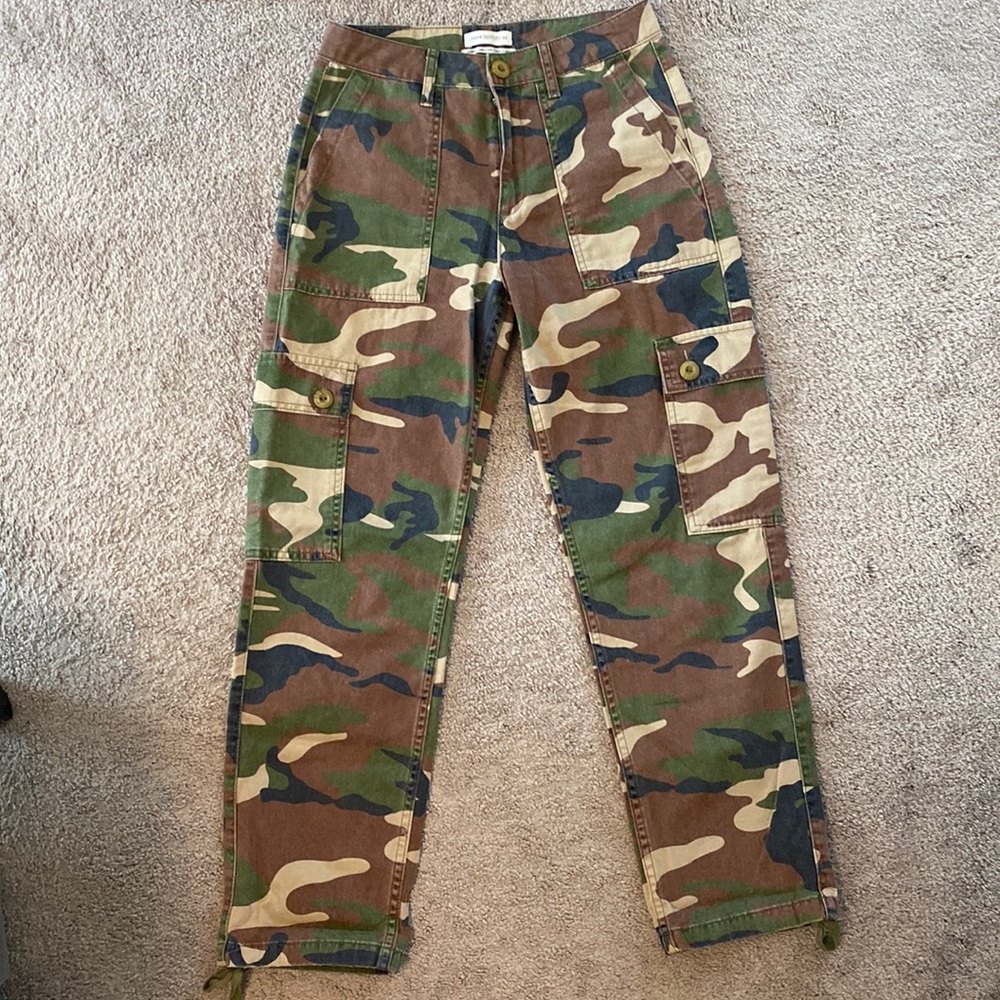 Urban Outfitters - Camo cargo pants - US 2/UK 6